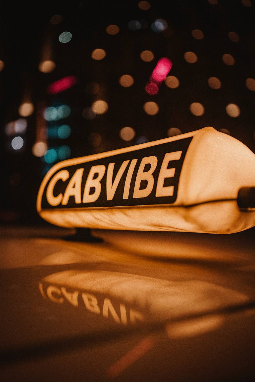 Podświetlony szyld taksówkowy z napisem 'CABVIBE' w czerni, odbijający się w ciemnej powierzchni. W tle rozmyte światła miejskie.