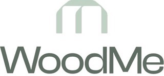 Logo firmy WoodMe w odcieniach szarości, z minimalistycznym symbolem domu nad nazwą. Prosty, nowoczesny design.