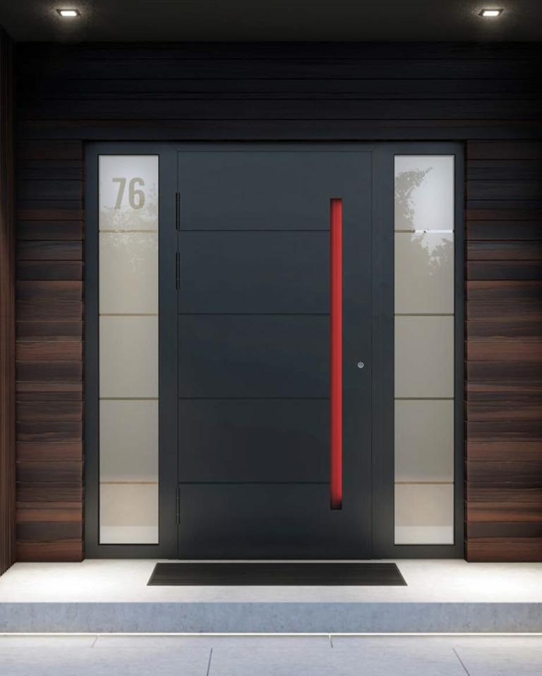 Nowoczesne, grafitowe drzwi wejściowe z czerwonym akcentem i numerem domu '76', flankowane matowym szkłem, na tle ciemnej, drewnianej elewacji.