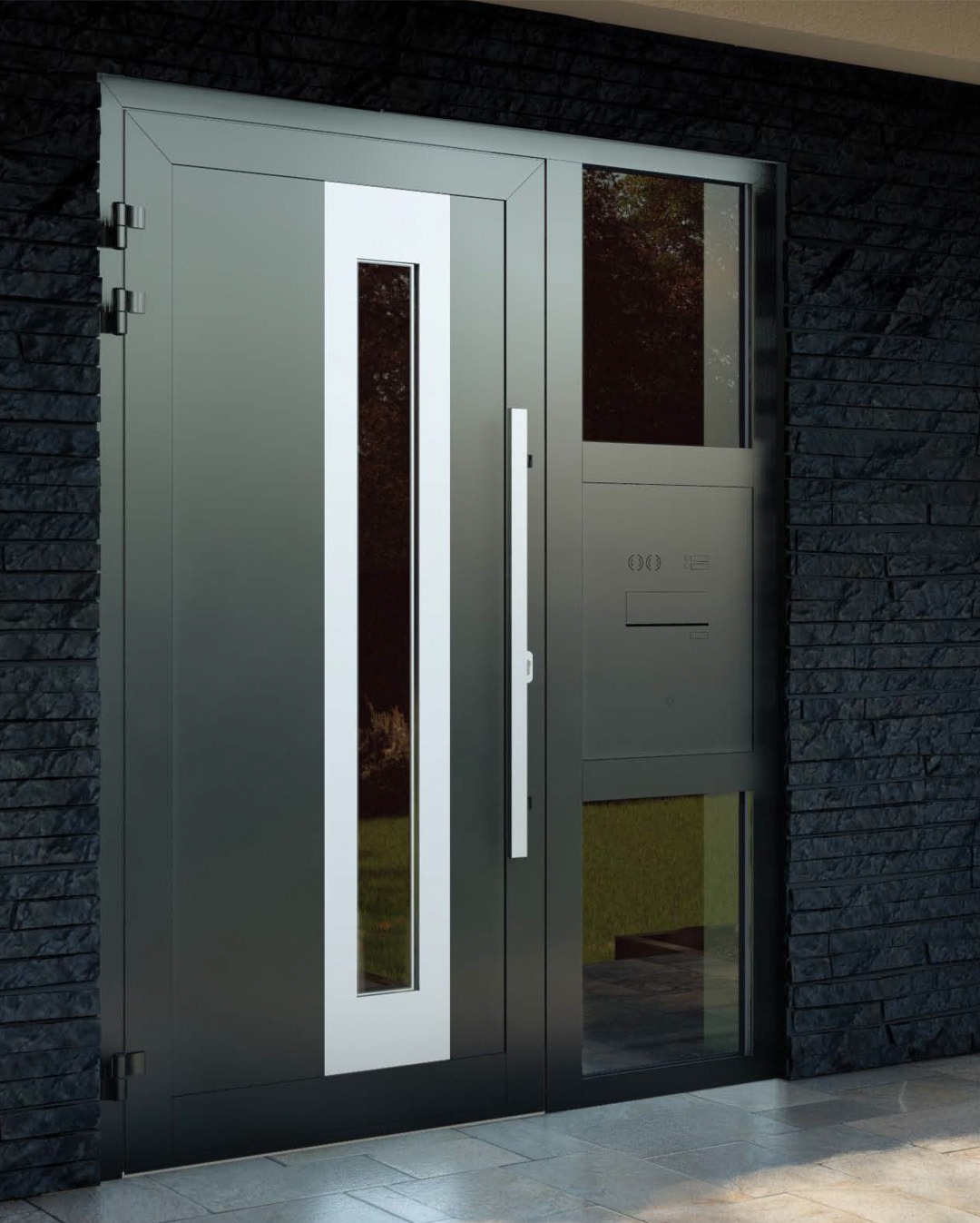 Nowoczesne, grafitowe drzwi wejściowe z długim, pionowym przeszkleniem i skrzynką na listy, na tle ściany z czarnego kamienia łupanego.