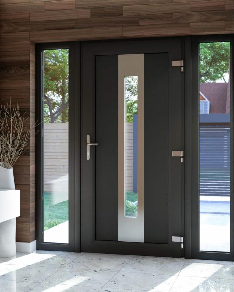 Nowoczesne, grafitowe drzwi wejściowe z przeszkleniem w pionowym pasie, flankowane wąskimi oknami. Widoczne detale: klamka, zawiasy, marmurowa podłoga i drewniana boazeria.