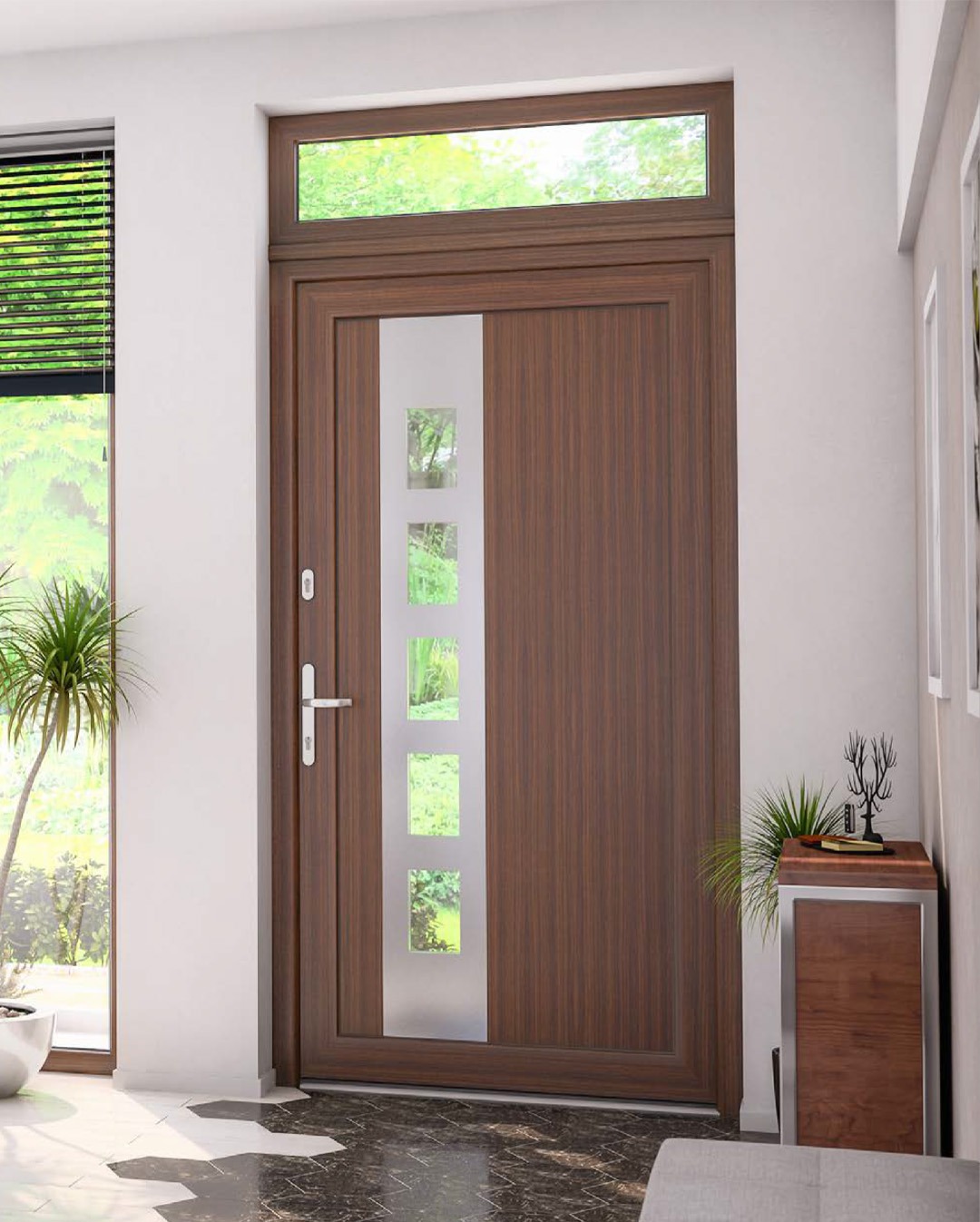 Brązowe drzwi wejściowe z czterema szybkami, doświetlone górnym oknem, w jasnym wnętrzu z roślinami i wzorzystą podłogą. Widok na zieleń za oknem.