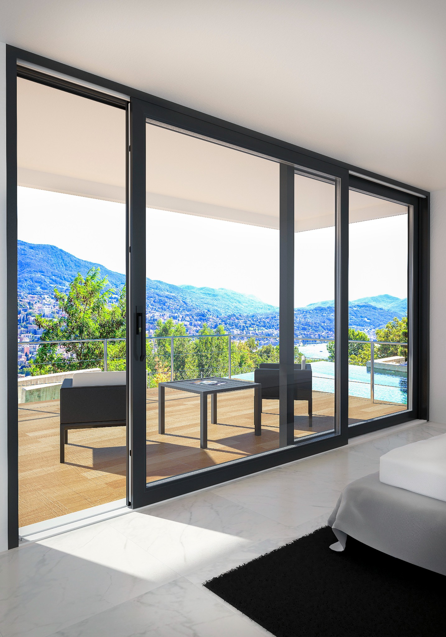 Nowoczesne drzwi przesuwne z czarną ramą, otwierające widok na taras z basenem i malowniczy krajobraz górski. Wnętrze z marmurową podłogą i fragmentem łóżka.