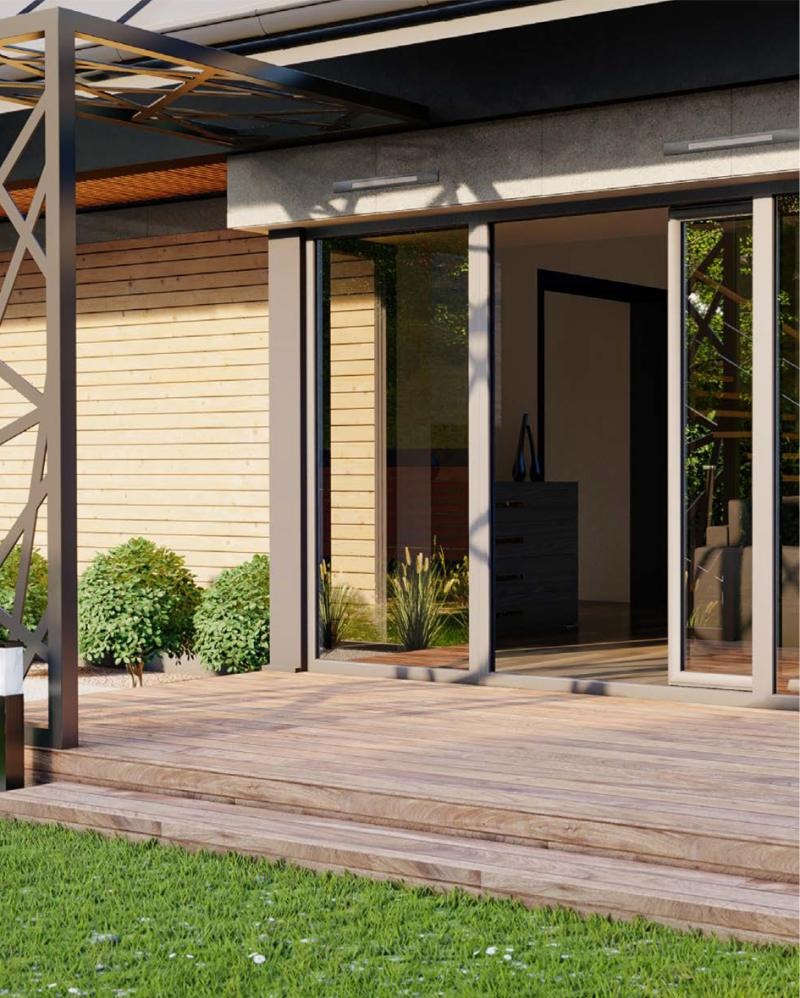 Nowoczesne drzwi przesuwne z dużym przeszkleniem, otwierające się na drewniany taras. Widok z zewnątrz, zieleń w tle. Minimalistyczny design.