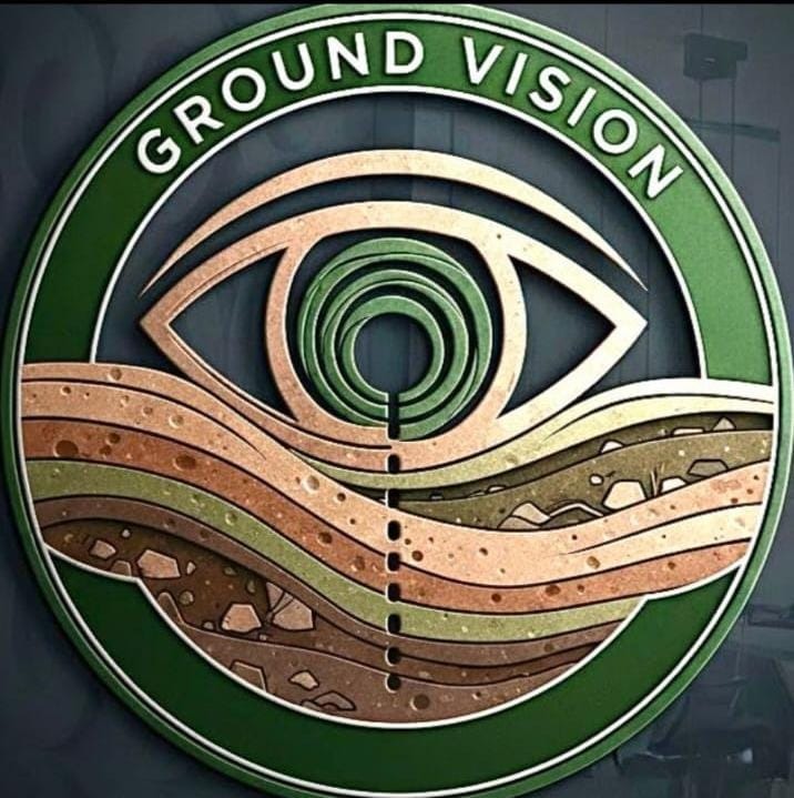 Logo 'Ground Vision' w zielono-brązowej kolorystyce. Oko z warstwami ziemi i koncentrycznymi okręgami. Grafika symbolizuje wizję głębi gruntu.