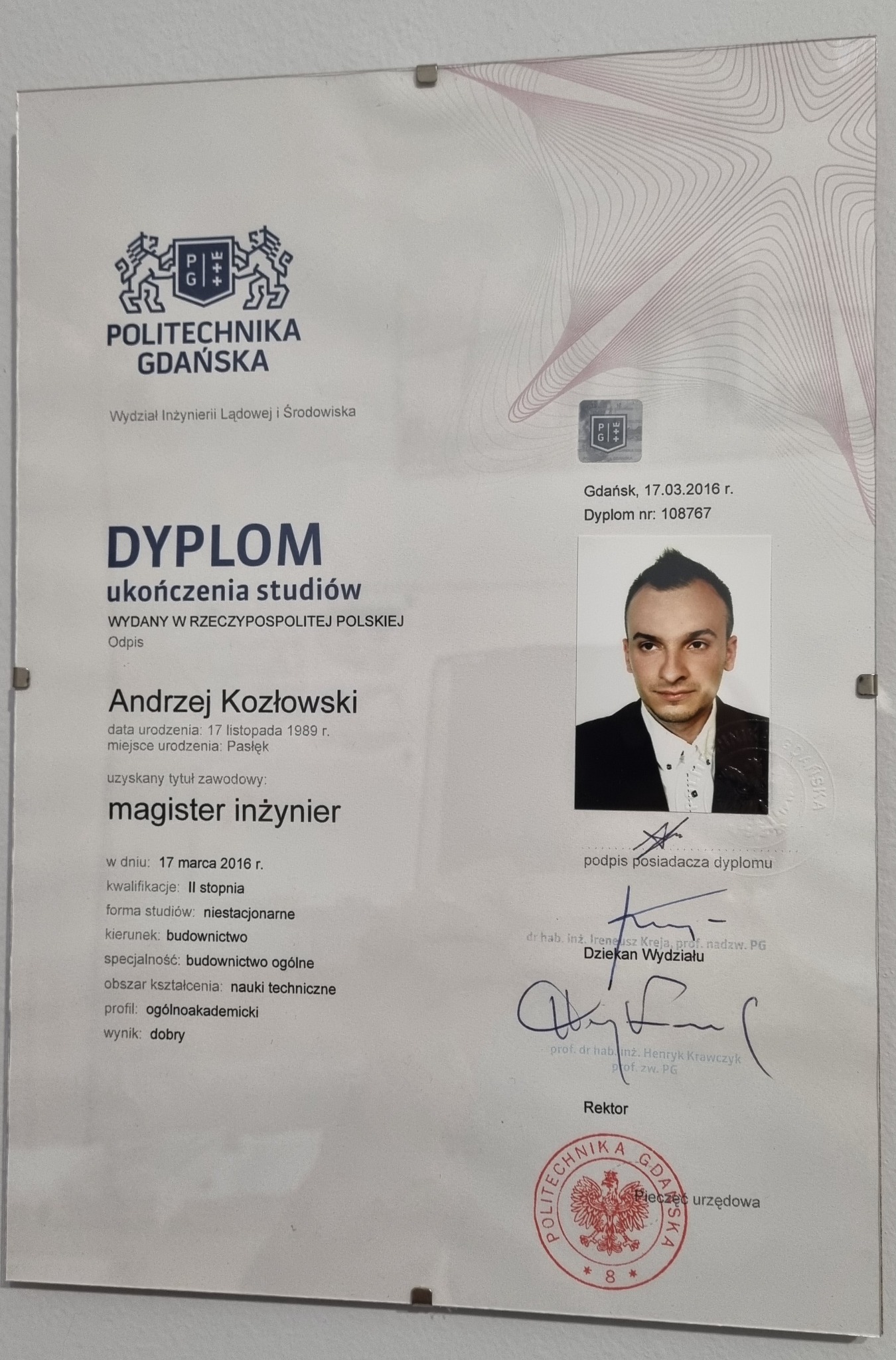 Skan dyplomu ukończenia studiów magisterskich inżynierskich na Politechnice Gdańskiej przez Andrzeja Kozłowskiego, z pieczęciami i podpisami władz uczelni.