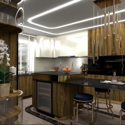Studio Projektowania Wnętrz MONIKA STAWOWCZYK - Nowoczesna kuchnia z drewnianymi frontami, wyspą z barkiem i chłodziarką na wino. Oświetlenie LED podkreśla luksusowy charakter wnętrza. Marmurowa podłoga i złote akcenty.