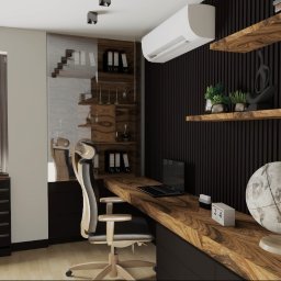 Studio Projektowania Wnętrz MONIKA STAWOWCZYK - Nowoczesne biuro domowe z drewnianym biurkiem, czarną ścianą z półkami i globusem. Widok na zieleń za oknem. Klimatyzator na ścianie. Minimalistyczny design.