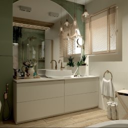 Studio Projektowania Wnętrz MONIKA STAWOWCZYK - Stylowa łazienka z zielonymi akcentami: umywalka nablatowa, drewniane żaluzje, dekoracyjne lampy wiszące i rośliny doniczkowe. Nowoczesny design z dbałością o detale.