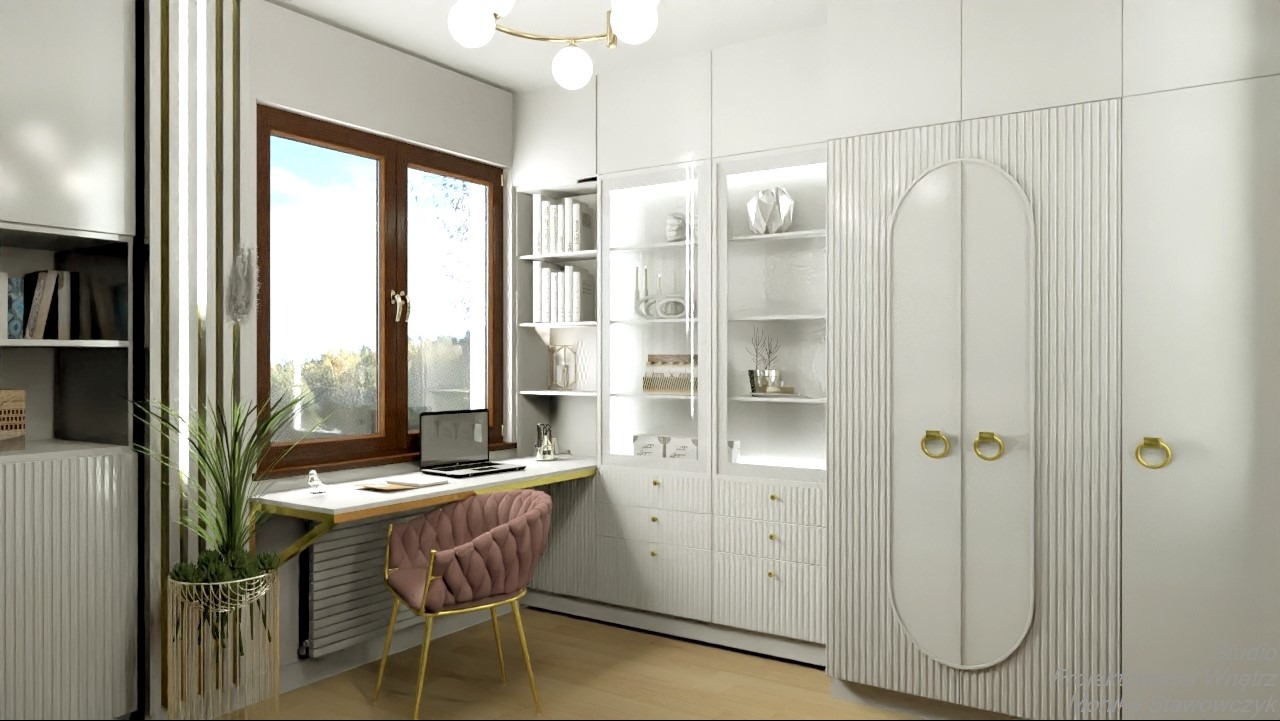 Nowoczesny pokój z białymi meblami w zabudowie, biurkiem z laptopem i różowym krzesłem. Minimalistyczny design z elementami złota i rośliną w ozdobnej donicy.