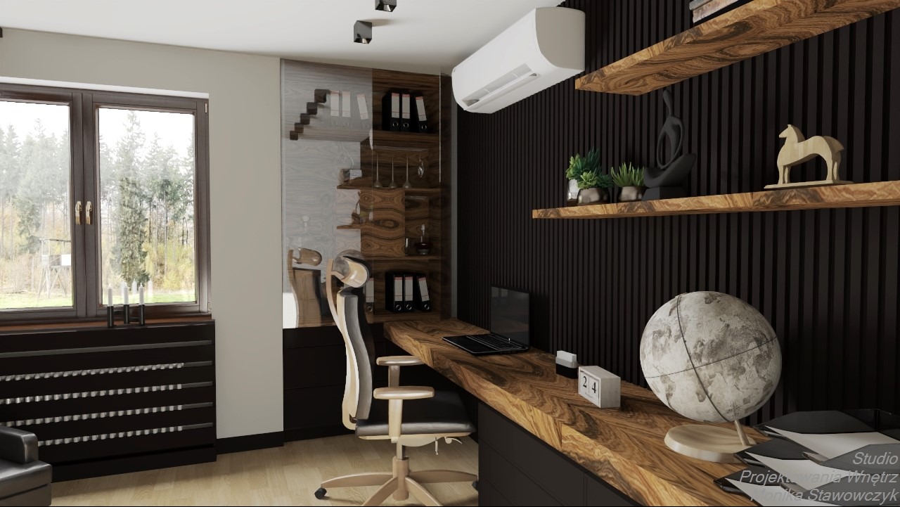 Nowoczesne biuro domowe z drewnianym biurkiem, czarną ścianą z półkami i globusem. Widok na zieleń za oknem. Klimatyzator na ścianie. Minimalistyczny design.