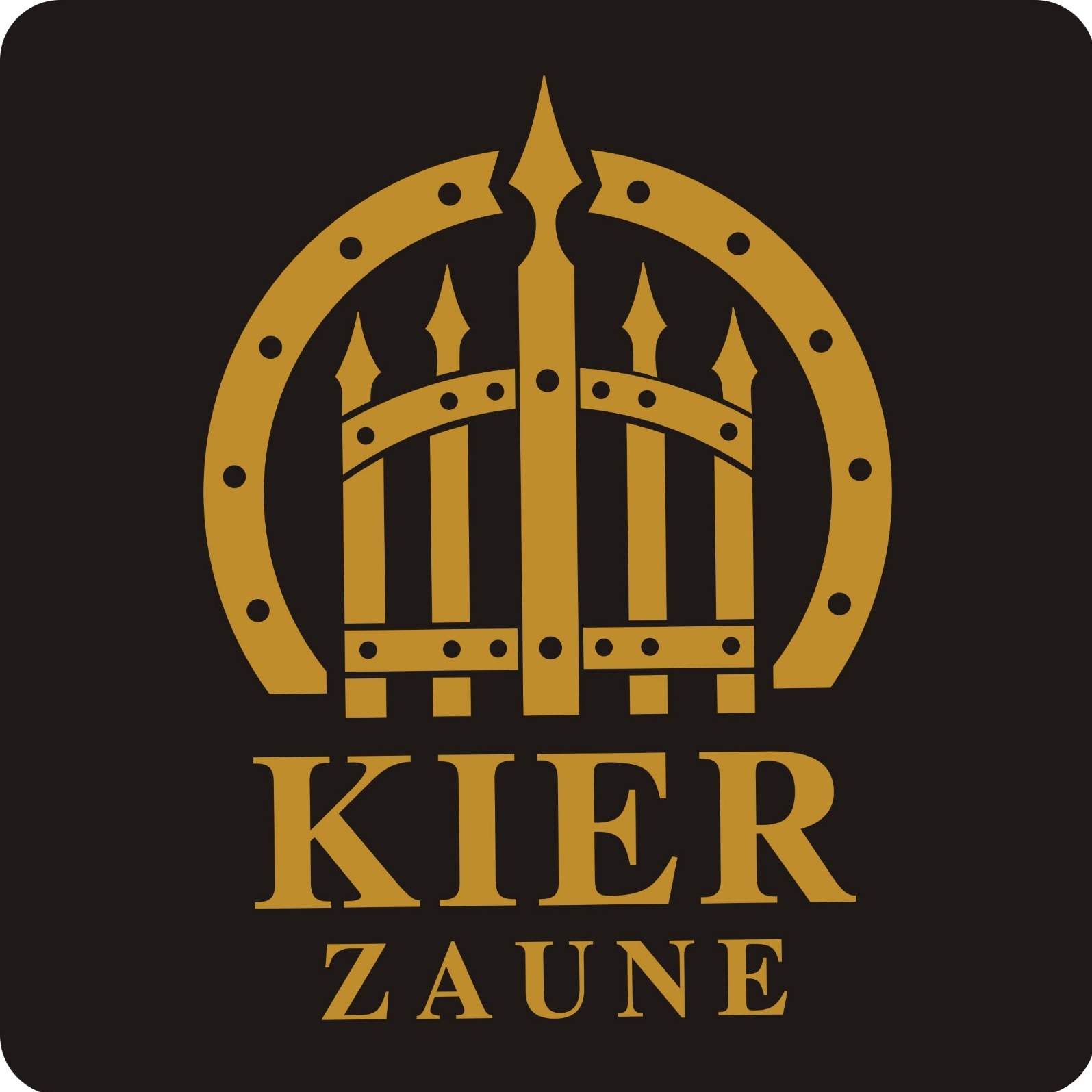 Logo firmy Kier Zaune z Dębna. Stylizowana brama z kutymi elementami, otoczona półokręgiem z nitami, na ciemnym tle. Elegancki i rozpoznawalny znak graficzny.