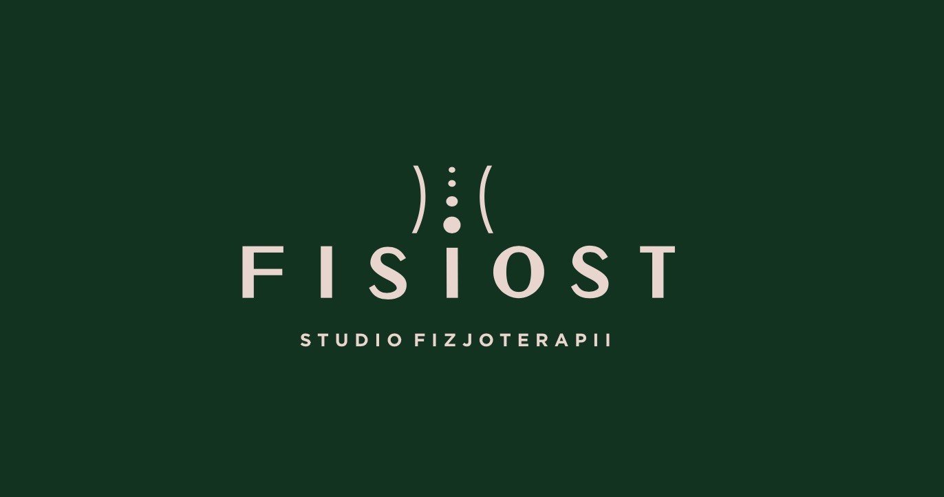 Logo 'FISIOST Studio Fizjoterapii' na ciemnozielonym tle. Minimalistyczny design z symbolem kręgosłupa nad nazwą. Elegancka typografia.