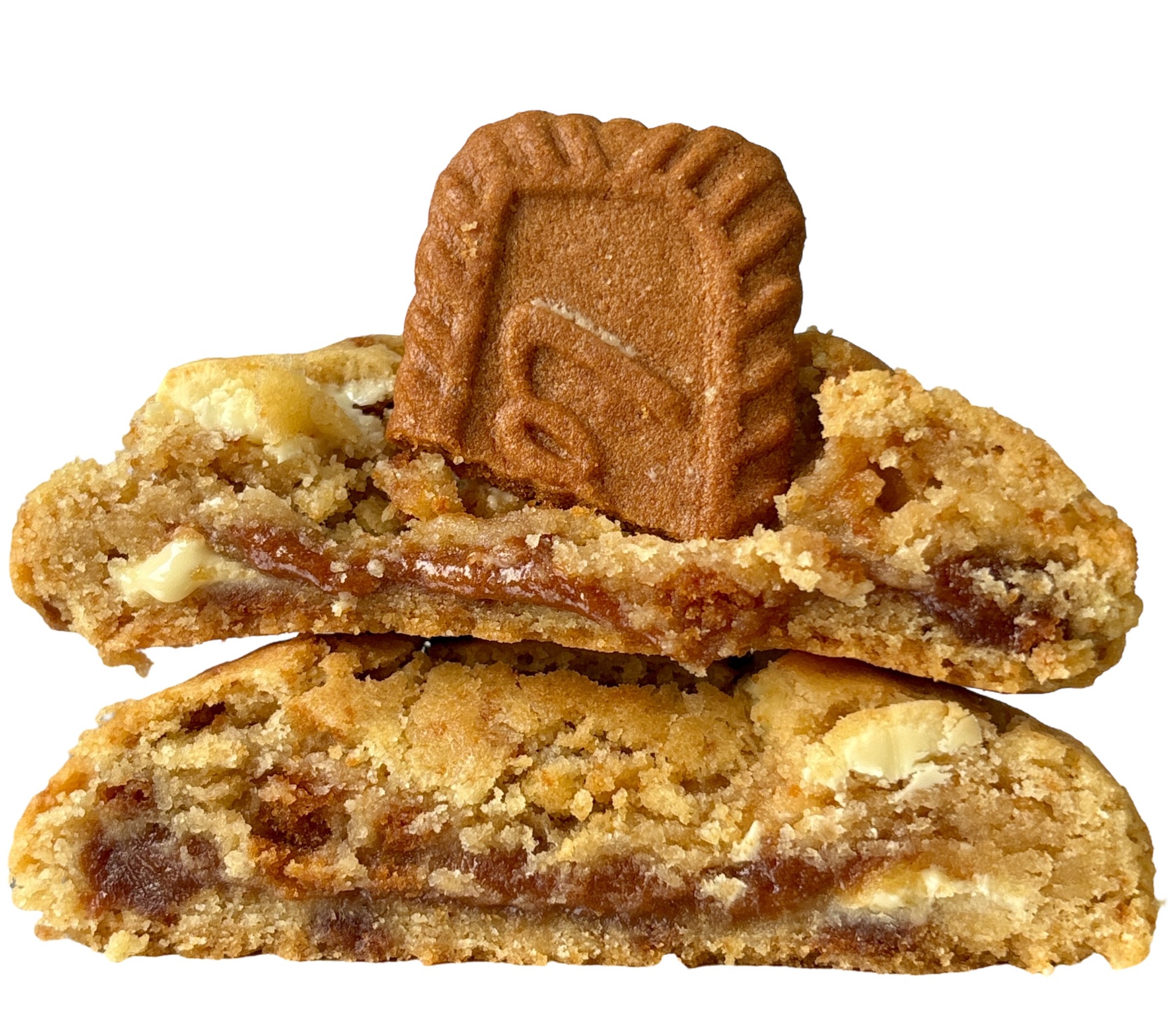 Przekrój przez dwa ciasteczka z kremem i kostką karmelową na wierzchu. Widoczne kawałki białej czekolady i karmelowe nadzienie. Makro, jasne tło.