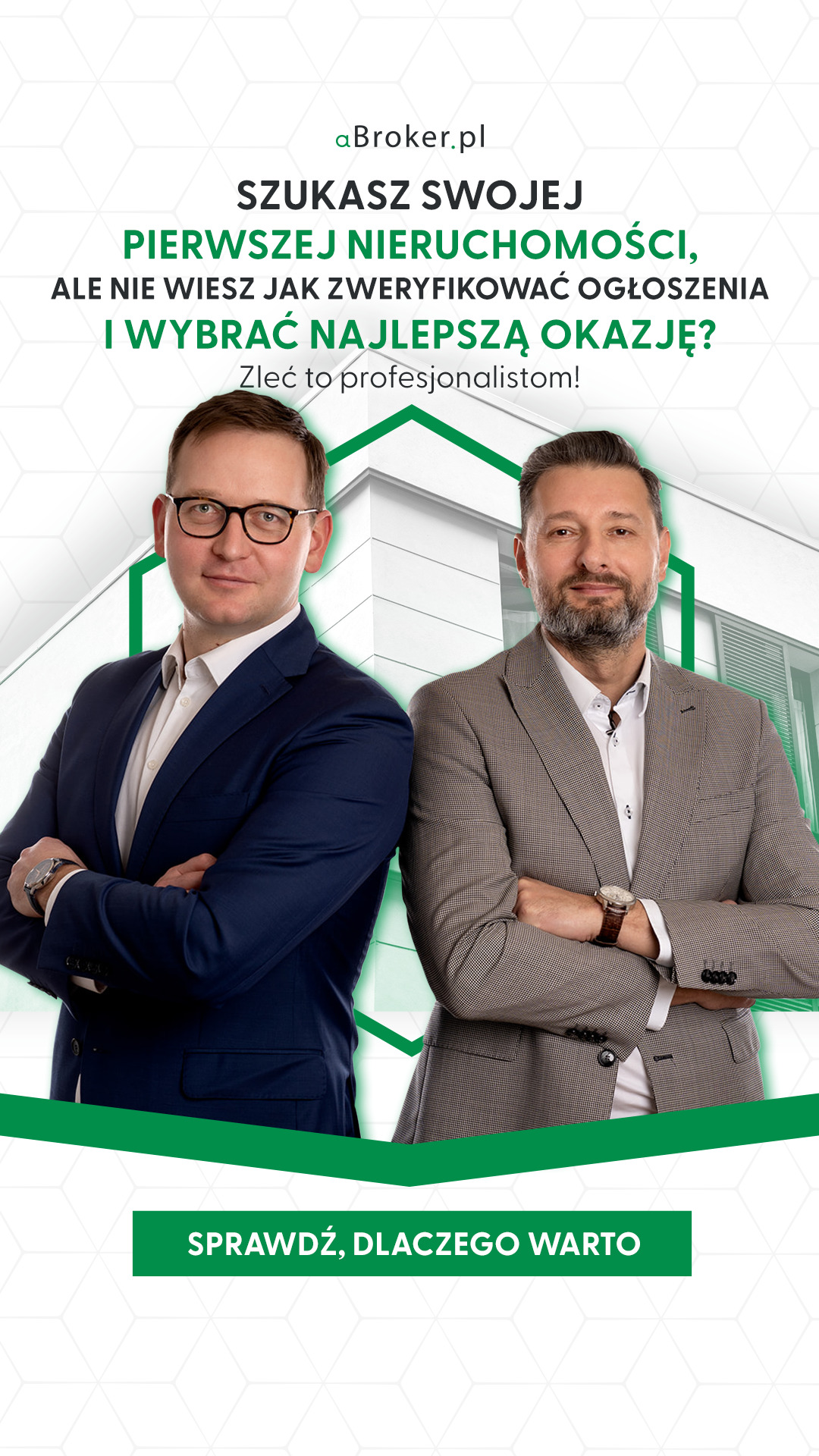 Dwóch agentów nieruchomości w garniturach na tle budynku i grafiki. Tekst: Szukasz swojej pierwszej nieruchomości? Zleć to profesjonalistom!