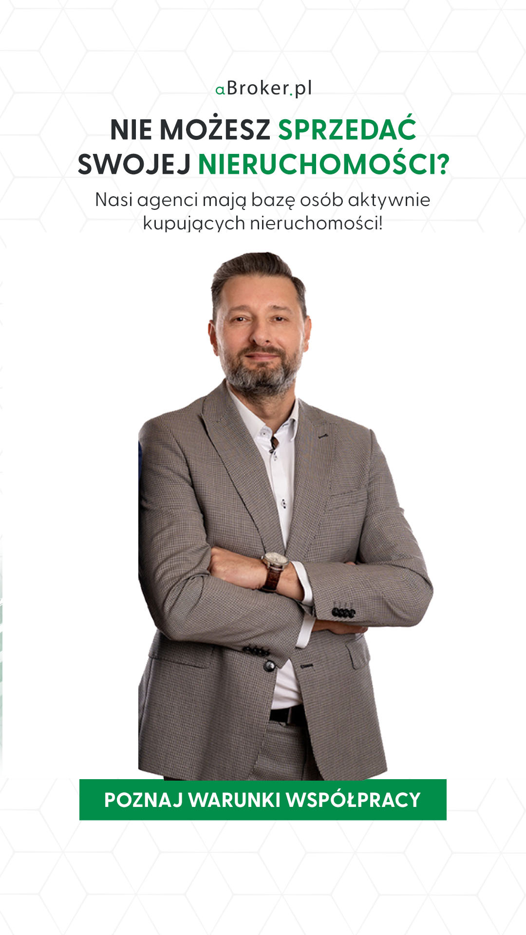 Profesjonalny agent nieruchomości w garniturze, z założonymi rękami, na tle tekstu o sprzedaży nieruchomości i logo aBroker.pl. Zaproszenie do współpracy.