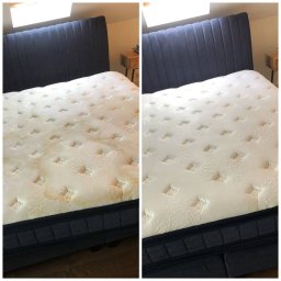 Clean Up - Materac przed i po czyszczeniu: widoczne plamy usunięte, odświeżony wygląd. Porównanie na podzielonym zdjęciu, z boku widoczny fragment szafki nocnej.