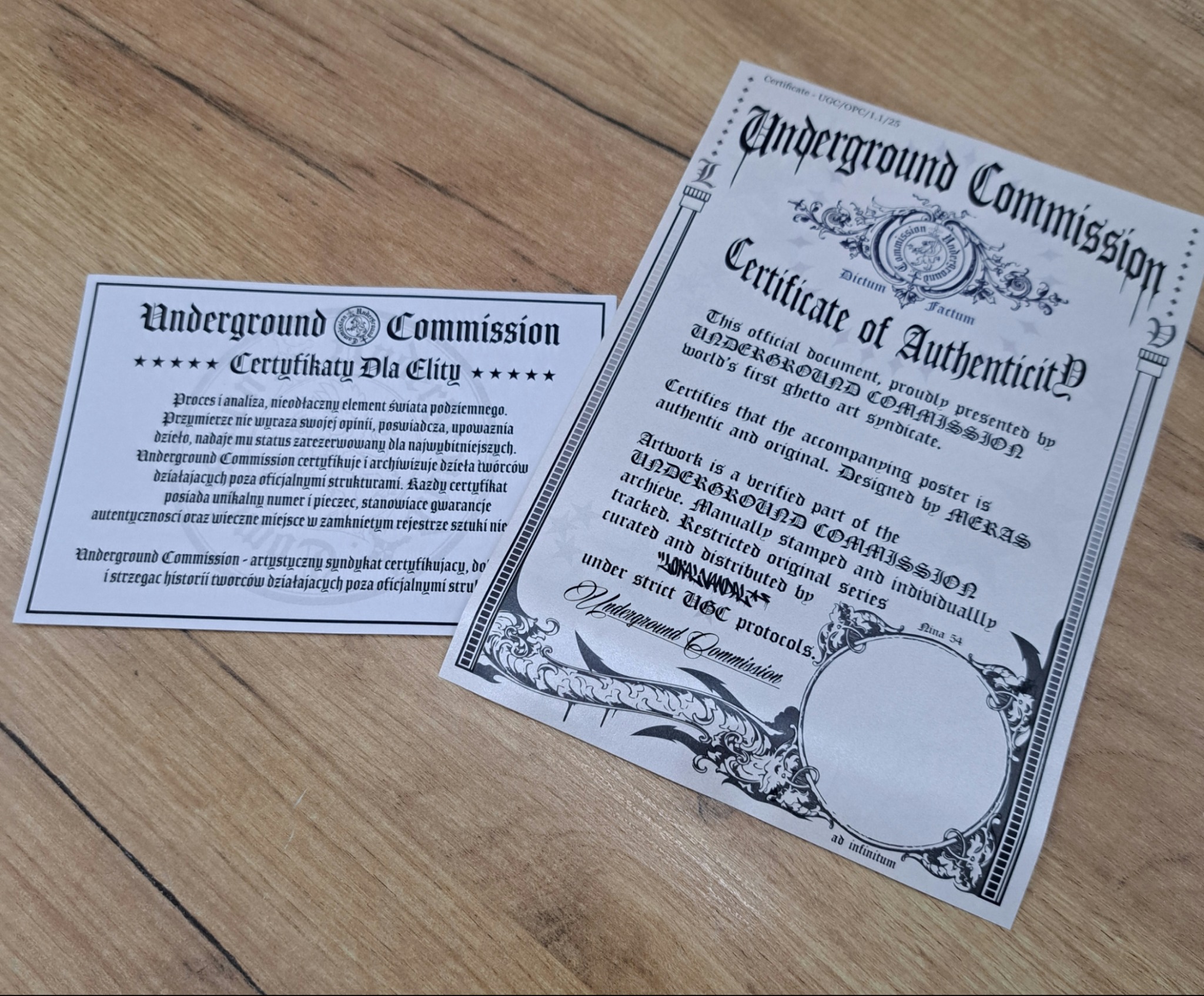Dwa certyfikaty Underground Commission na drewnianym tle. Jeden po polsku, drugi po angielsku, oba w czarno-białej kolorystyce z ozdobnymi fontami.