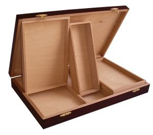 Otwarta, brązowa, drewniana skrzynka z przegródkami i złotymi zawiasami, ukazująca surowe, jasne drewno wewnątrz. Widok z góry, oświetlenie studyjne.