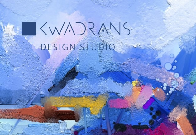 Abstrakcyjne tło w odcieniach błękitu z elementami żółci i różu, na którym umieszczono logo 'Kwadrans Design Studio' w kolorze granatowym.