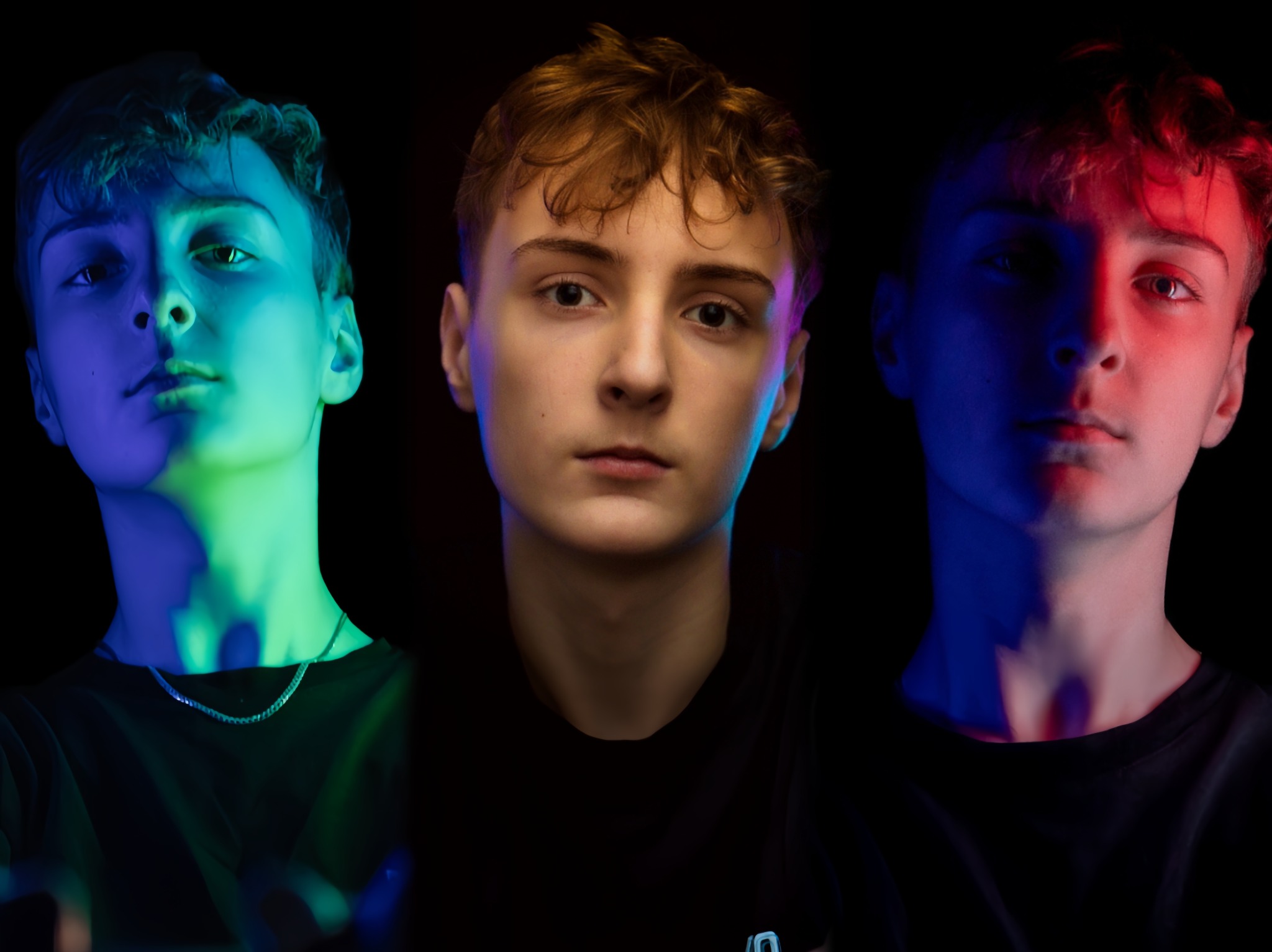 Portret młodego mężczyzny w trzech ujęciach z różnym oświetleniem: niebiesko-zielonym, neutralnym i czerwono-niebieskim na czarnym tle. Efektowne oświetlenie studyjne.