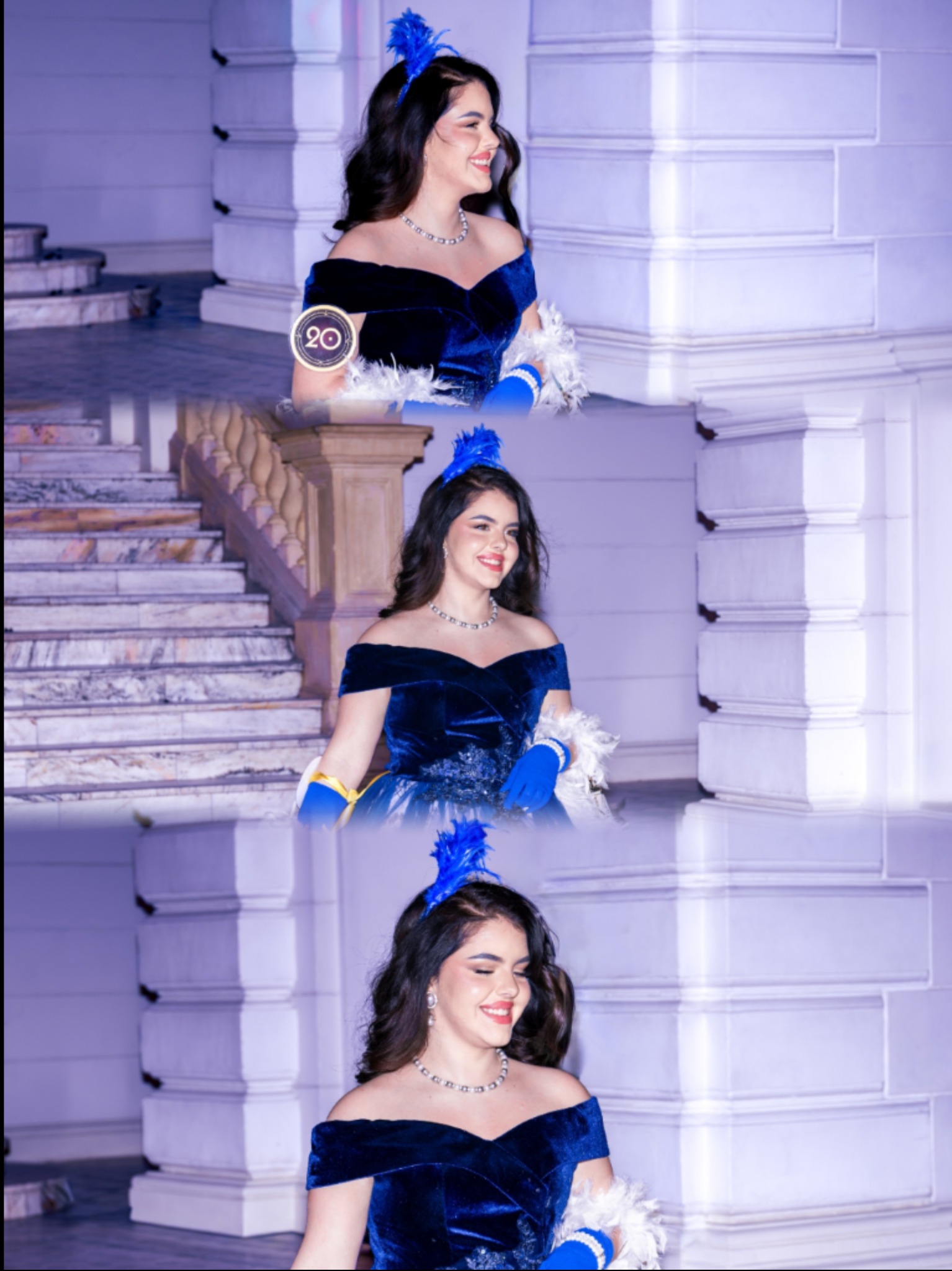 Portret uśmiechniętej kobiety w balowej sukni z aksamitu i piór, na tle marmurowych schodów i kolumn. Ujęcie z dołu, podkreślające elegancję stroju i otoczenia.