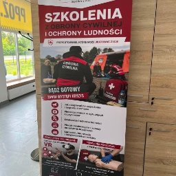 MULTI-SZKOL SPÓŁKA Z OGRANICZONĄ ODPOWIEDZIALNOŚCIĄ - Roll-up MULTI-SZKOL promujący szkolenia z obrony cywilnej, ratownictwa i VR. Grafiki przedstawiają symulacje kryzysowe, resuscytację i technologię wirtualnej rzeczywistości.