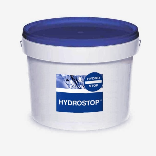 Białe wiadro z niebieską pokrywą i etykietą 'Hydrostop' na białym tle. Produkt do izolacji fundamentów, prezentowany w studiu.