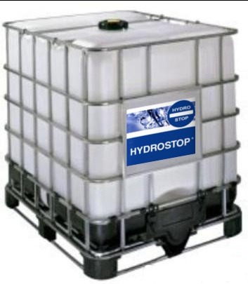 Pojemnik IBC z etykietą Hydrostop, prezentujący środek do hydroizolacji. Metalowa klatka ochronna, plastikowy zbiornik, paleta. Produkt do zabezpieczenia przed wilgocią.