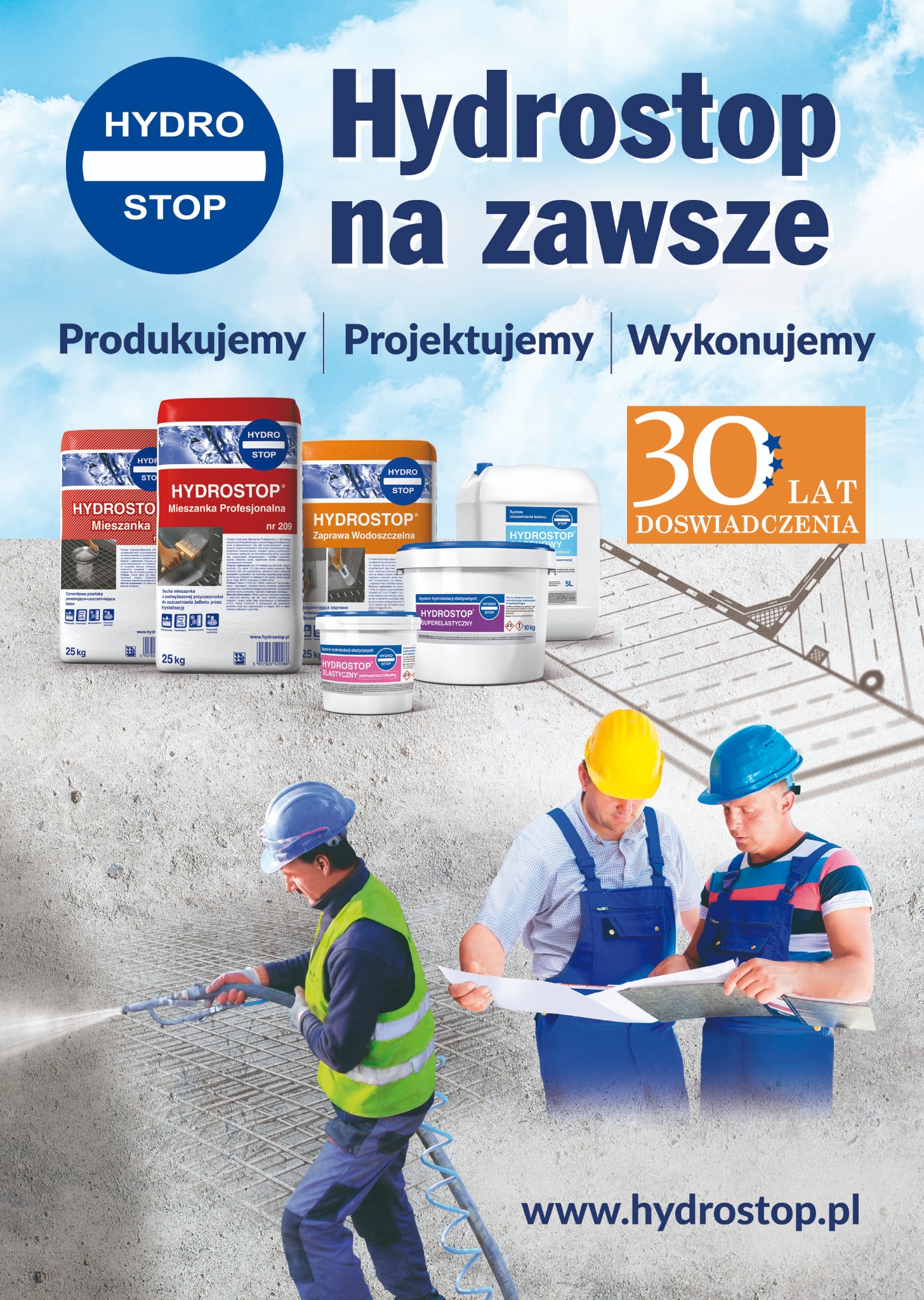 Aplikacja preparatu Hydrostop na zbrojenie fundamentów przez trzech pracowników w kaskach, z widocznymi opakowaniami produktów i logo firmy.