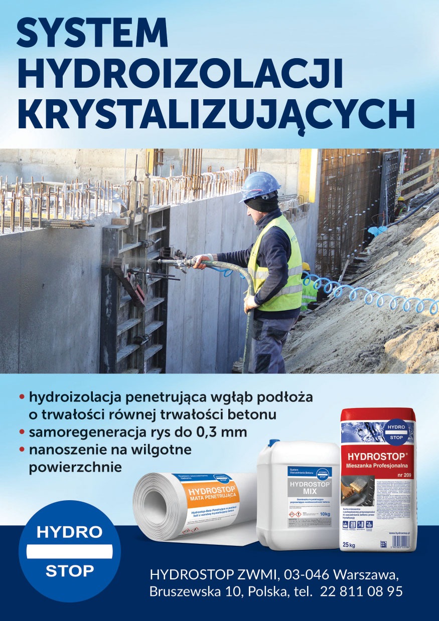 Pracownik w kasku nanosi preparat hydroizolacyjny na betonowe ściany fundamentów za pomocą specjalistycznego sprzętu. Widoczne zbrojenia i materiały hydroizolacyjne.
