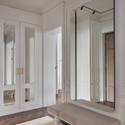 GLASS VISION MARCIN KONOPIŃSKI - Nowoczesne lustra w przedpokoju z siedziskiem, oświetleniem szynowym i parkietem w jodełkę. Minimalistyczny design z elementami klasycznymi.