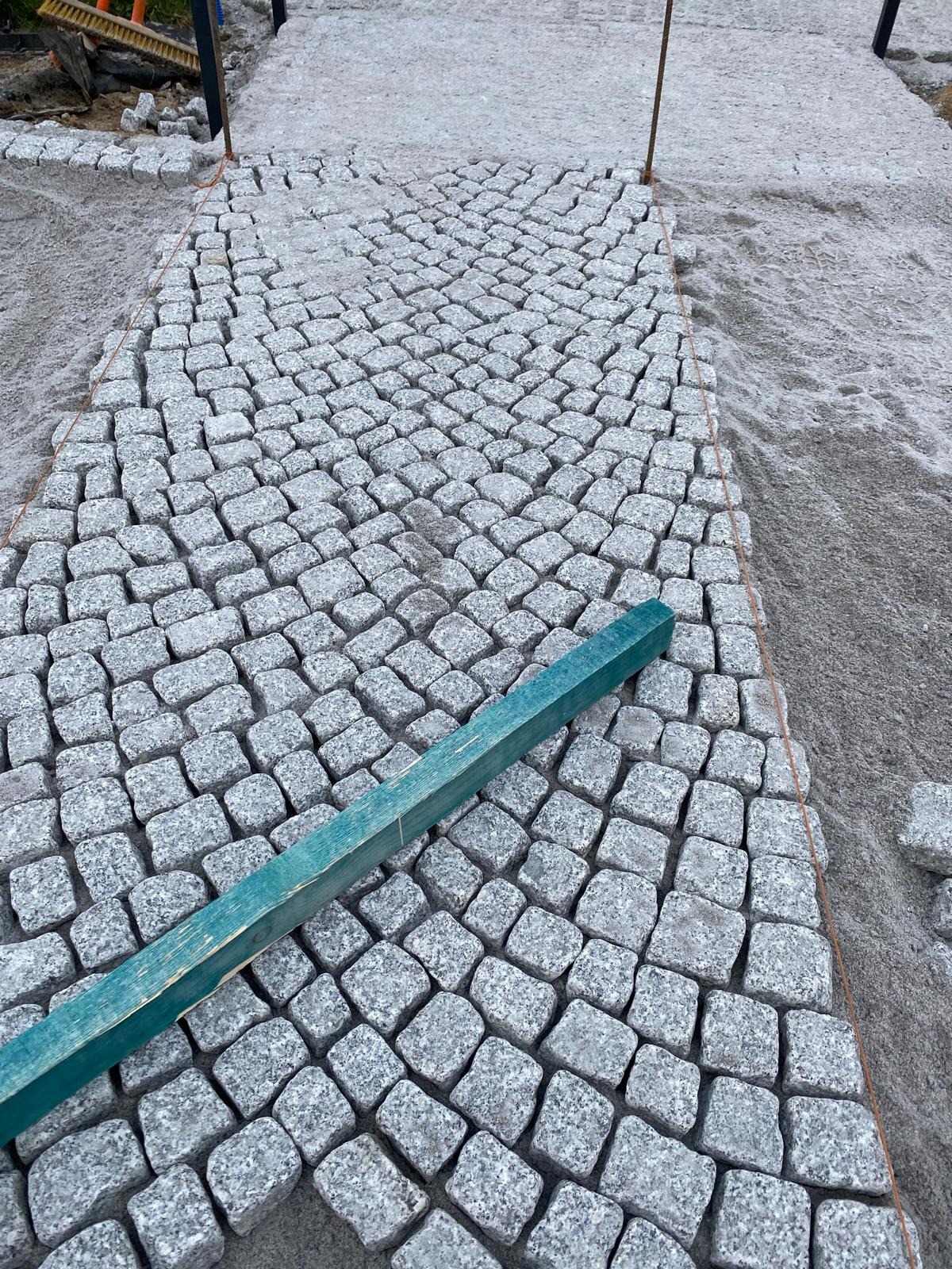 Chodnik z kosi granitowej