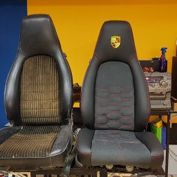 Krzysztof Szulc - Porównanie: zniszczony fotel samochodowy obok odnowionego, czarnego fotela z czerwonymi przeszyciami i logo Porsche. Widoczne różnice w tapicerce i ogólnym stanie.