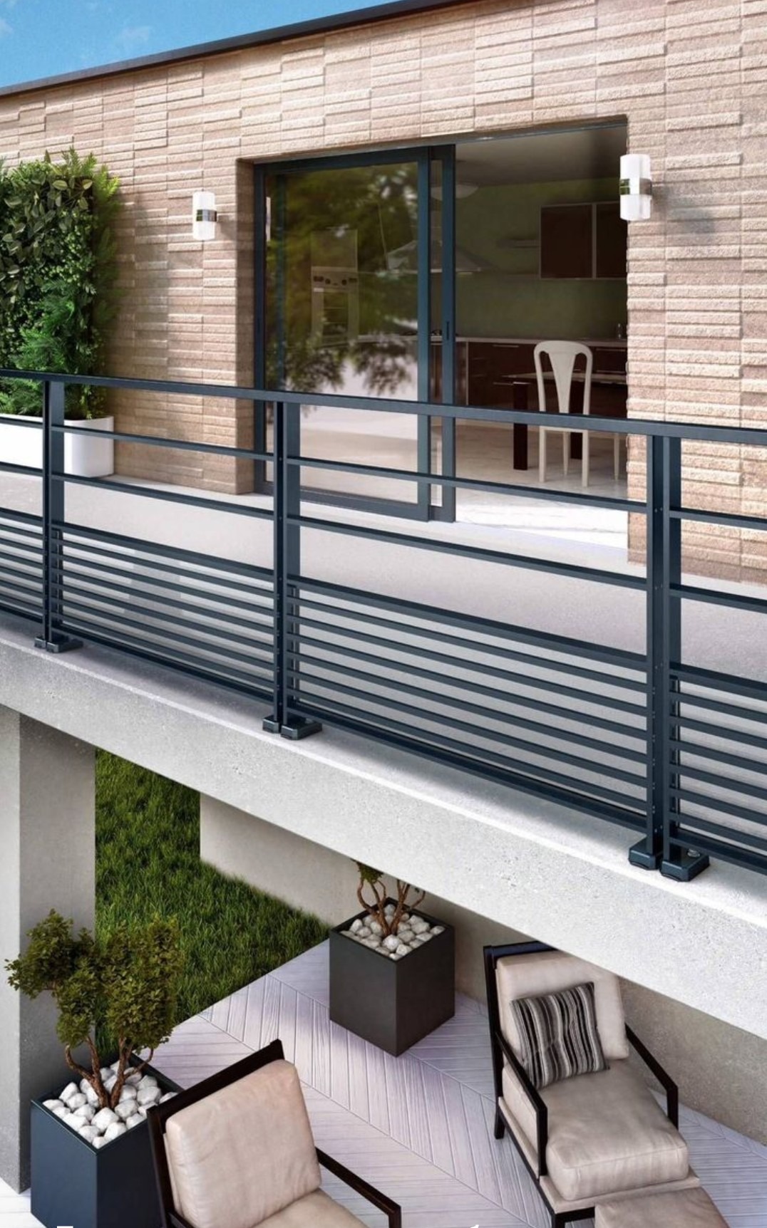 Nowoczesna, pozioma balustrada balkonowa w kolorze grafitowym, z widokiem na taras z meblami ogrodowymi i zieloną ścianą. Minimalistyczny design.