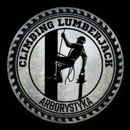 Climbing Lumberjack DAWID KWIATKOWSKI - Logo firmy arborystycznej: sylwetka wspinacza z piłą na tle drzew, otoczone napisem 'Climbing Lumberjack Arborystyka' w okręgu z zębami piły.