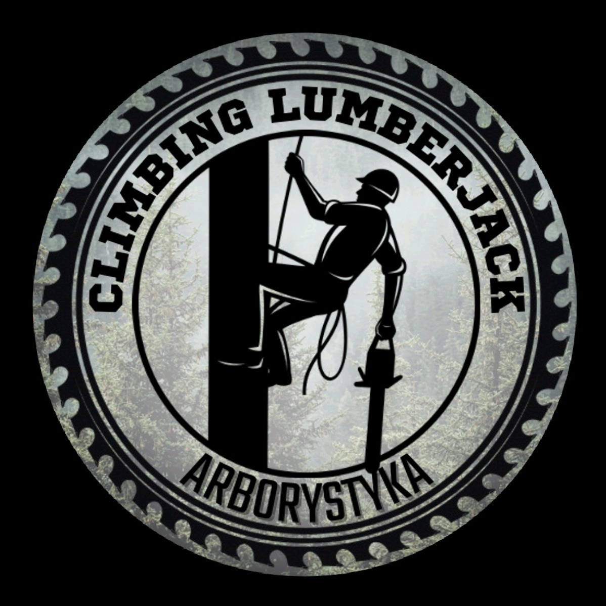 Logo firmy arborystycznej: sylwetka wspinacza z piłą na tle drzew, otoczone napisem 'Climbing Lumberjack Arborystyka' w okręgu z zębami piły.
