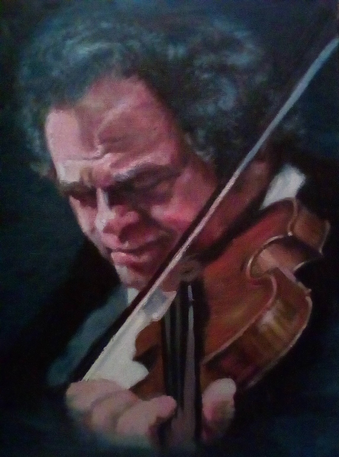 Portret mężczyzny grającego na skrzypcach, namalowany farbami olejnymi. Widoczne pociągnięcia pędzla i ekspresja artysty. Ciemne tło podkreśla postać muzyka.