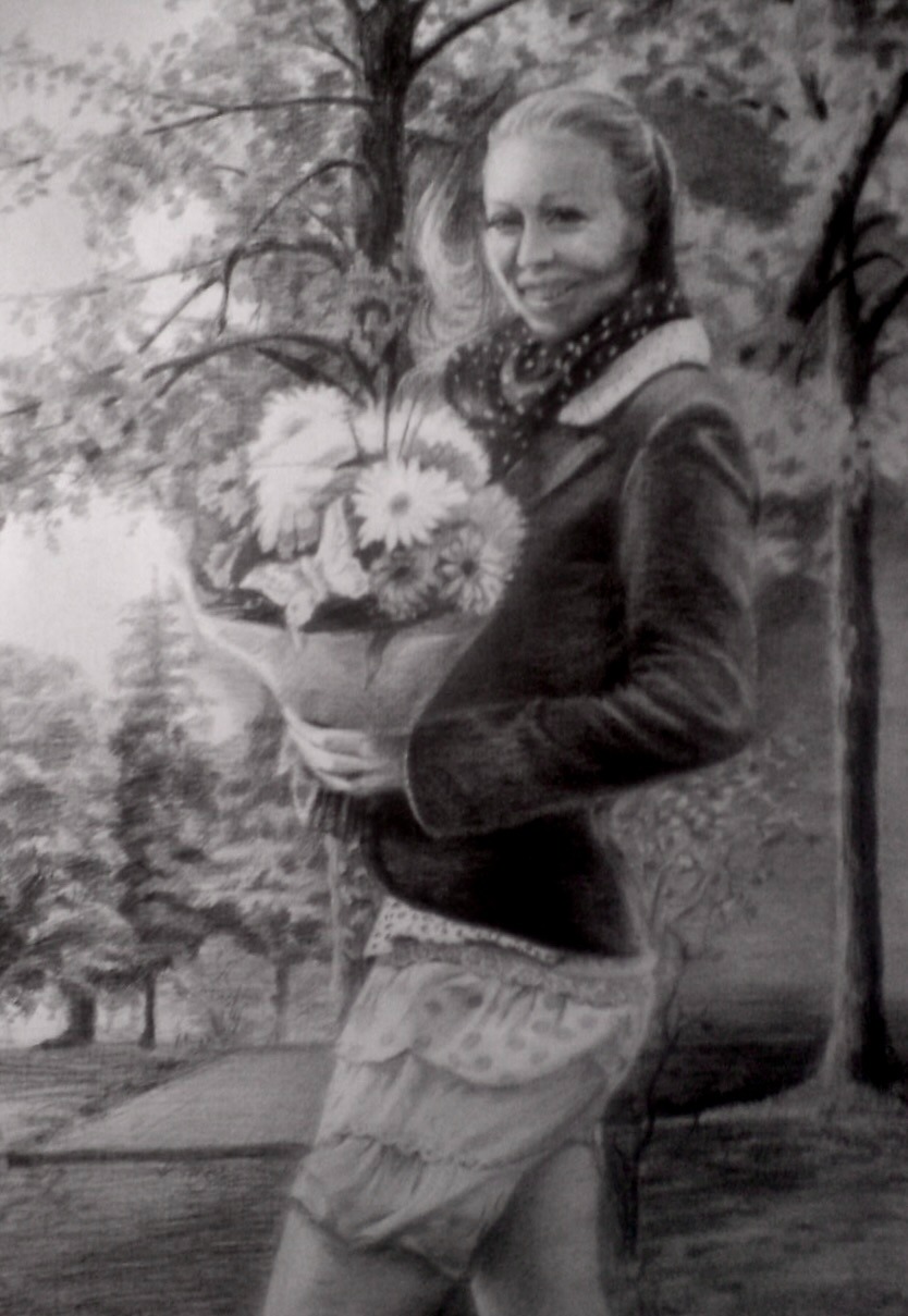 Czarno-biały portret kobiety z bukietem kwiatów na tle drzew, wykonany techniką ołówkową, z delikatnym uśmiechem i wzorem na apaszce.
