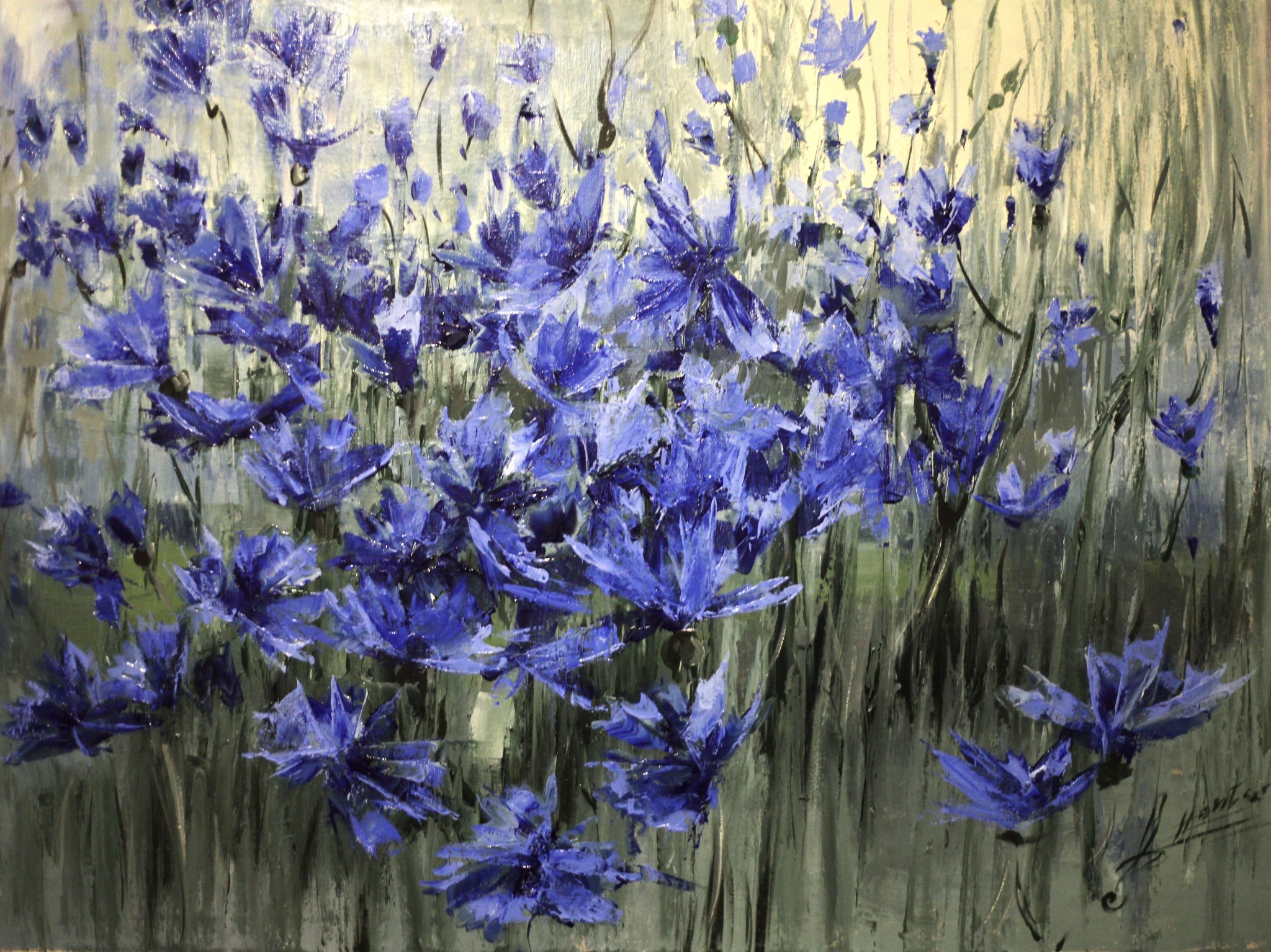Obraz olejny przedstawiający bukiet błękitnych chabrów na rozmytym, zielono-żółtym tle. Widoczne pociągnięcia pędzla i faktura farby. Sygnatura artysty w prawym dolnym rogu.