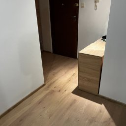 Pogotowie Stolarskie WoodCraft Marcin Krawczyk - Gotowy korytarz – efekt końcowy montażu paneli podłogowych w mieszkaniu przy ul. Szafirowej w Krakowie