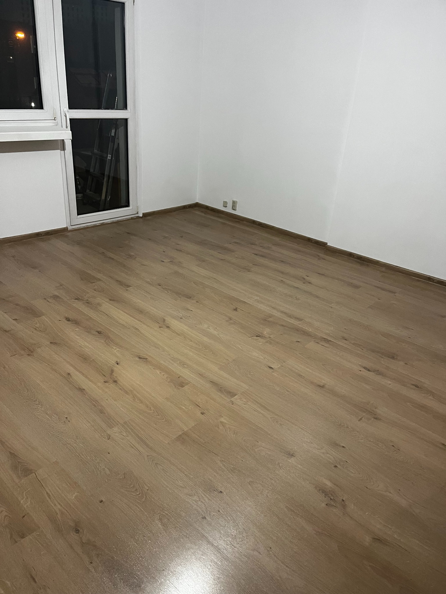 Równo położone panele podłogowe w salonie – efekt końcowy montażu w mieszkaniu prywatnym w Krakowie