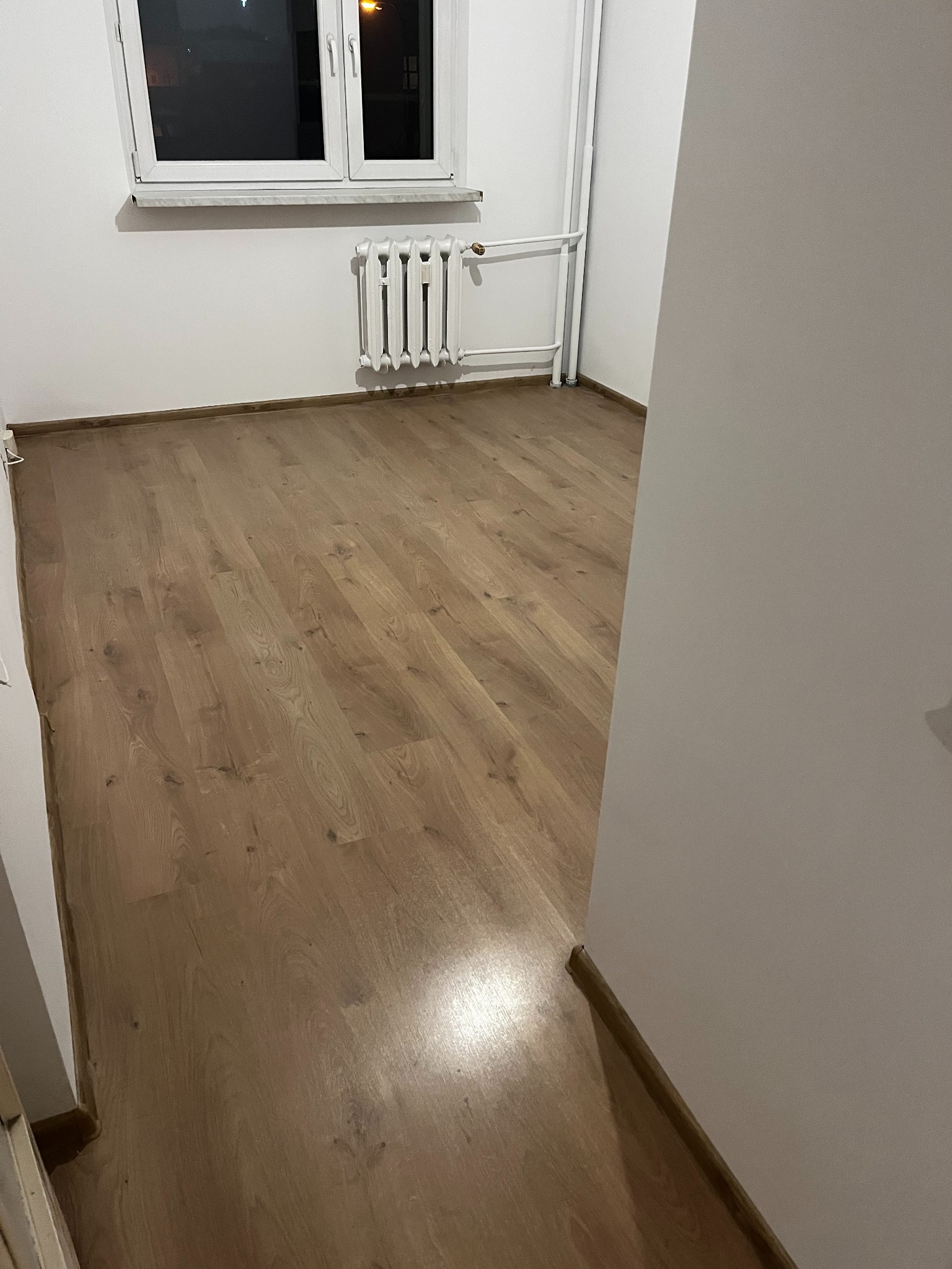 Panel podłogowy w sypialni – precyzyjny montaż paneli podłogowych w mieszkaniu przy ul. Szafirowej w Krakowie