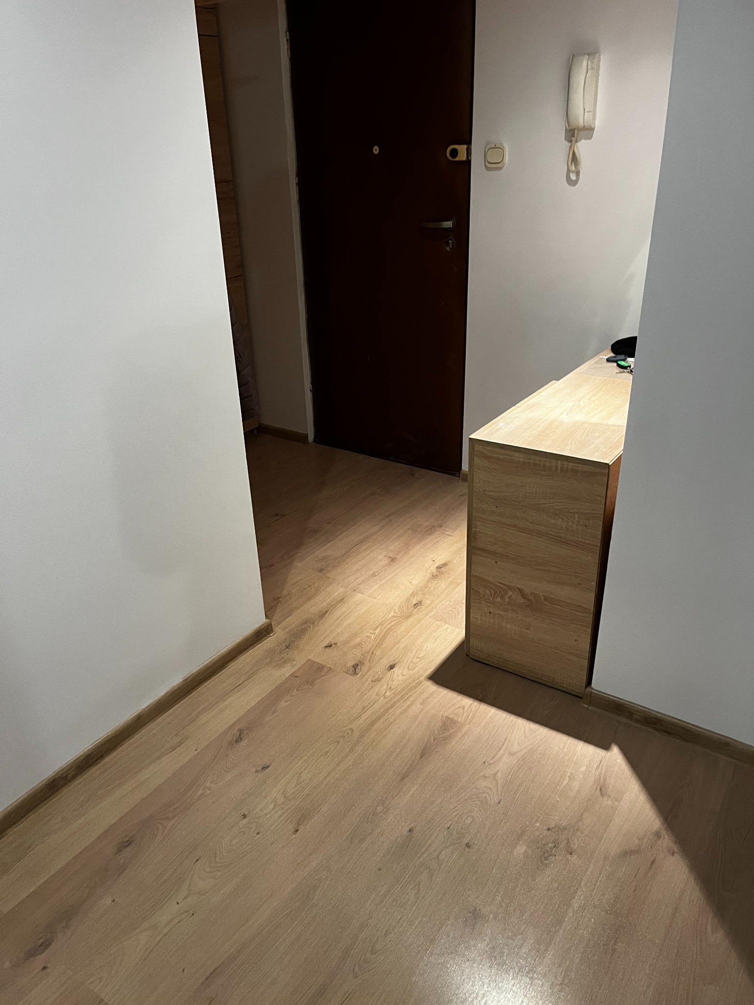 Gotowy korytarz – efekt końcowy montażu paneli podłogowych w mieszkaniu przy ul. Szafirowej w Krakowie