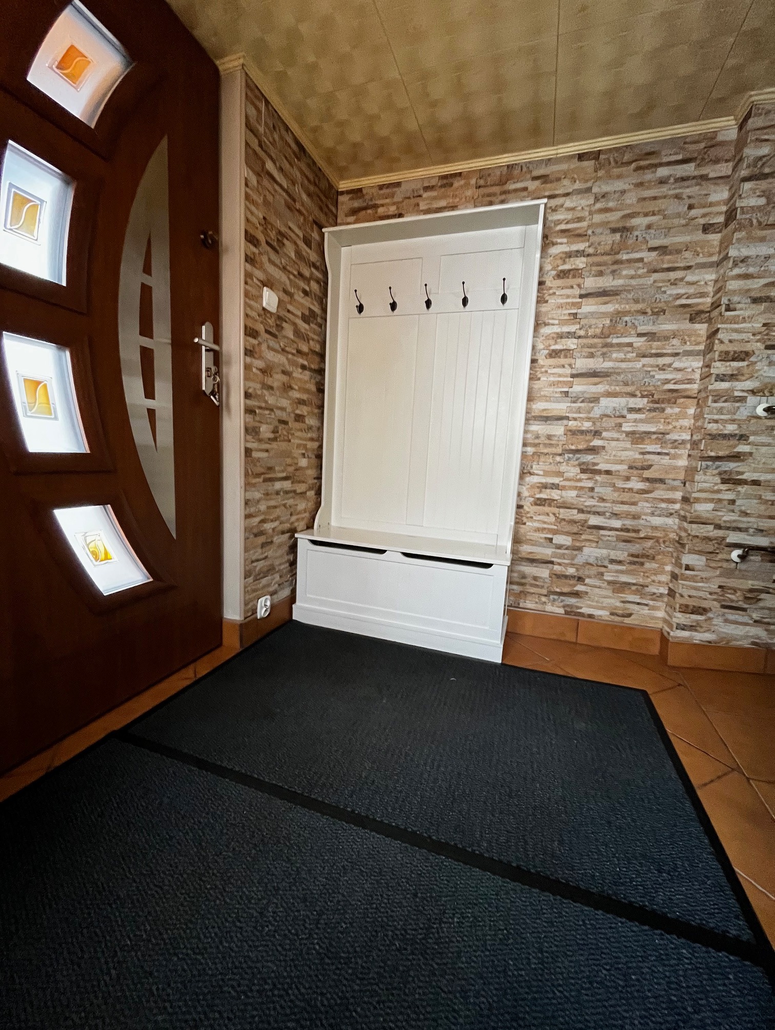 Składanie zestawu do wiatrołapu: szafka na buty i wieszaki – realizacja Olkusz.