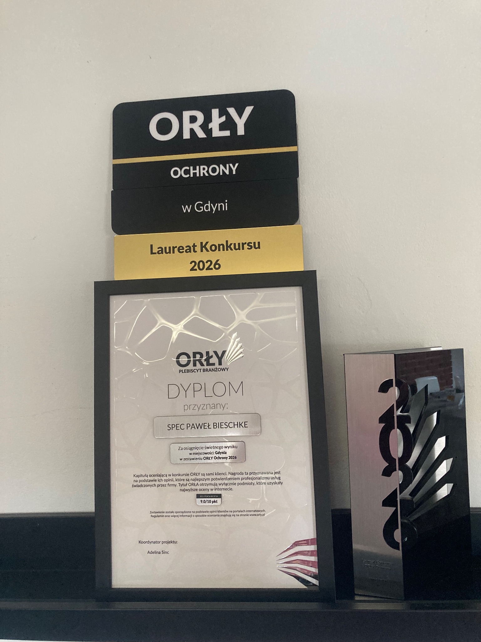 Dyplom i statuetka 'Orły Ochrony' dla firmy z Gdyni, laureata konkursu 2026. Nagroda za wysokie oceny klientów w internecie. Prestiżowe wyróżnienie.
