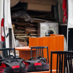 Usługi transportowe, przewóz rzeczy, wywóz odpadów - Meble i torby w przestrzeni ładunkowej busa w Elblągu. Widoczne elementy wyposażenia wnętrz, gotowe do transportu. Ujęcie z perspektywy załadunku.