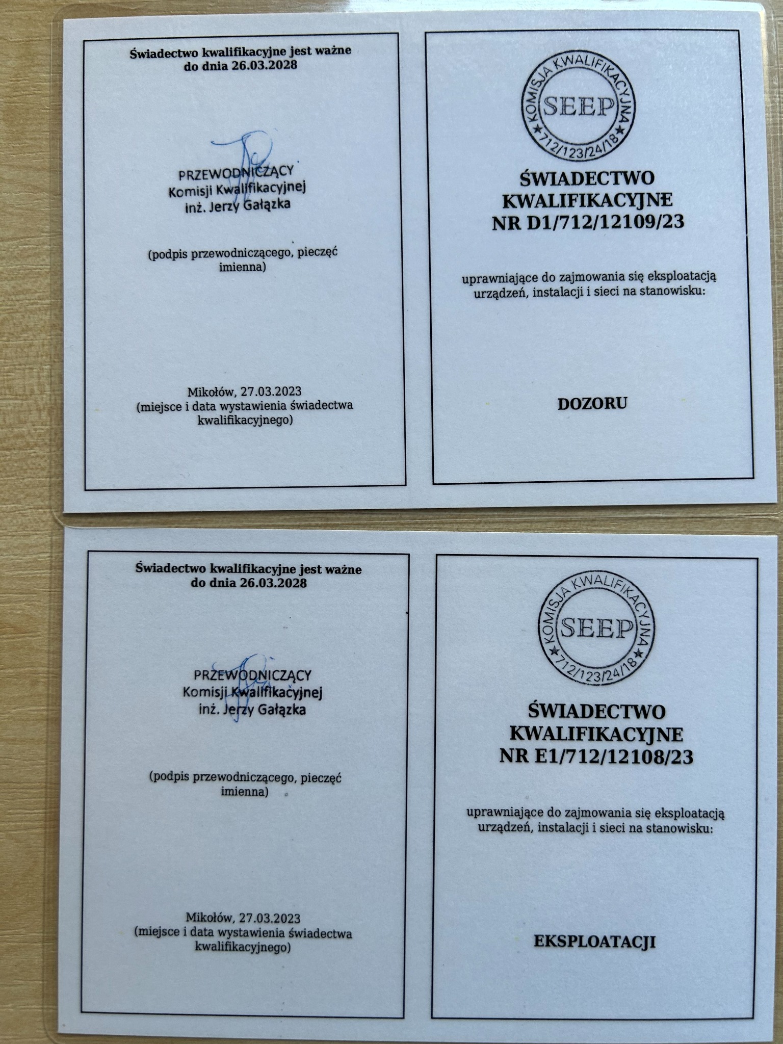 Dwa świadectwa kwalifikacyjne SEP, uprawniające do eksploatacji urządzeń, instalacji i sieci, z pieczęcią SEEP i podpisem przewodniczącego komisji.