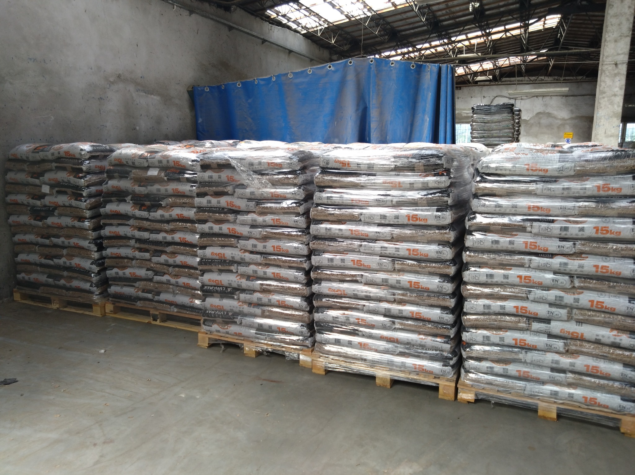 Pellet - na palecie 70 worków po 15 kg każdy