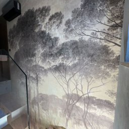 Montaż tapety na klatce schodowej 